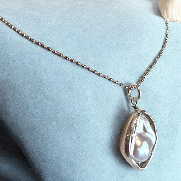 Silver toned Minimalist Necklace with an Iridescent Charm Baroque faux pearl - Picture 6 of 16